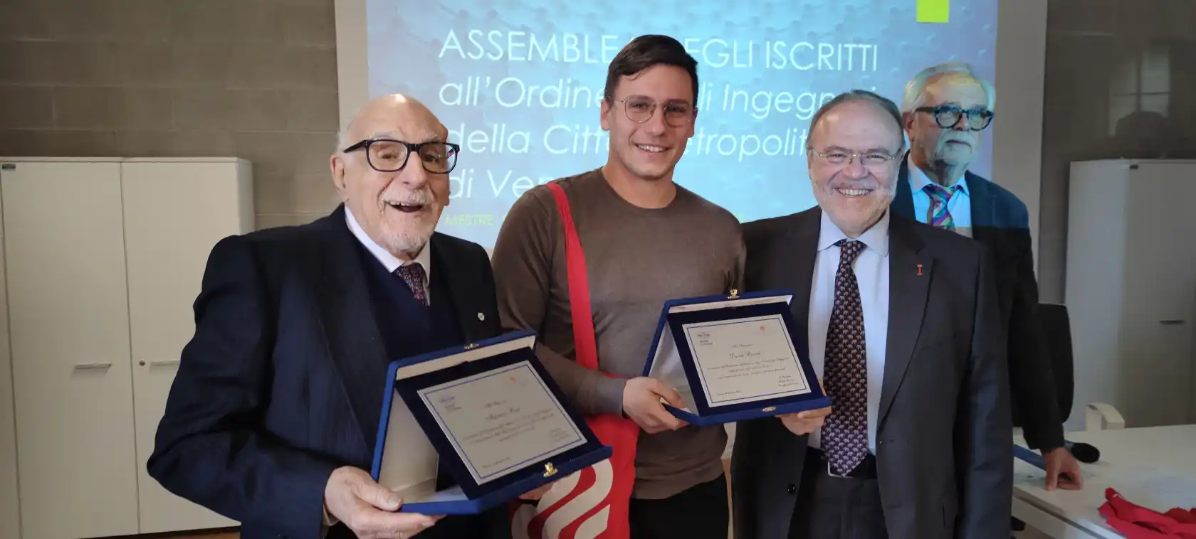 PREMIATO L’ING. MAZZINO BOGI, 100 ANNI E ANCORA IN ATTIVITÀ. ZAIA: LA SUA LUNGA CARRIERA FONTE D’ISPIRAZIONE PER I GIOVANI